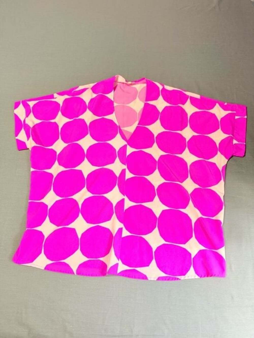 Jodfil oversized magenta & pink large polka dot V-neck top boutique brand Sz M